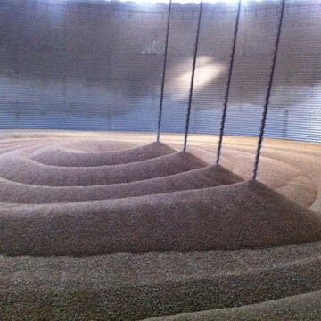 spiralförmige Fahrspuren eines Silomischbalken, Teilfüllung des Silos
