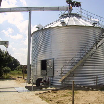typischer Silotrockner mit seinen Ausstattungen: Seitentreppe, großer Seitentür, Dachentlüftungshauben