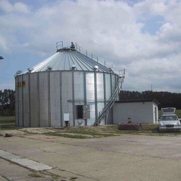 750t Silotrockner mit großer Seiteneinganstür, gewundener Seitentreppe, Dachtreppe u. Firstpode