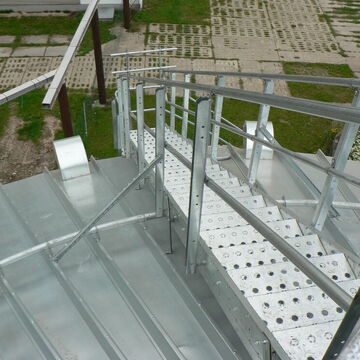 Silotrockner mit Dachtreppe; sicherer u. bequemer Zugang zum First des Silos
