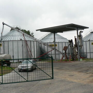 kreisförmige Anordnung von Silos, Gosse im Zentrum, Fahrwerkschnecke zum jeweiligen Silo schwenkbar