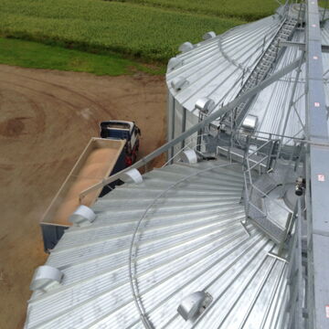 in Traufnähe ausreichend viele Dachentlüftungshauben + zusätzliche Firstentlüftung